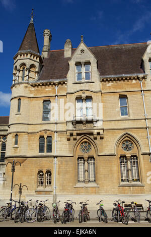 Palazzo universitario nella storica città di Oxford con molte biciclette parcheggiate fuori. Foto Stock