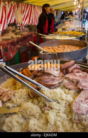 Cucina di strada al mercato della Bastille, Parigi Foto Stock