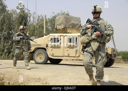 Stati Uniti Esercito SFC. Cory West e SPC. John Bell condotta una missione di indagare una casa al di fuori del comando avamposto Carver, Iraq, 2 aprile 2008, che era stato precedentemente occupato da Al Qaeda operativa Ziyad Abu. I soldati sono da Bravo Company, 1° Battaglione, xv Reggimento di Fanteria, 3° Brigata pesante contro la squadra, terza divisione di fanteria. Spc. Daniel Herrera Foto Stock