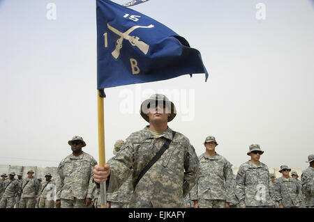 Stati Uniti I soldati dell esercito da Bravo Company, 1° Battaglione, xv Reggimento di Fanteria, 3° Brigata pesante contro la squadra, terza divisione di fanteria stand in formazione durante una cerimonia di premiazione sul combattimento avamposto Carver, Iraq, Marzo 31, 2008. Durante la cerimonia di premiazione i soldati hanno ricevuto stelle bronzee e esercito encomio medaglie per il loro servizio in Iraq. Spc. Daniel Herrera Foto Stock