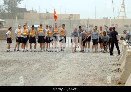 Inoltra una base operativa FALCON, Iraq quattro squadre della Divisione Multinazionale soldati di Baghdad si riuniranno presso il punto di partenza secondi prima del fischio di un 5k Fun Run 17 Maggio a inoltrare una base operativa Falcon, Baghdad. Il team consisteva di quattro maschi e una femmina, che aziende rappresentate dal 1° Brigata Team di combattimento, 4a divisione di fanteria, MND-B. Il personale Sgt. Brent Williams, 1° BCT PAO, quarta Inf. Div., MND-B Foto Stock