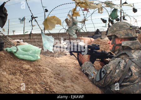 Army.mil U.S. Esercito 1Lt. Brian Sbertoli, dal bravo Company, 1° Battaglione, 8° reggimento di cavalleria, fissata al 2° Brigata Team di combattimento, seconda divisione di fanteria, fornisce la sicurezza durante una pattuglia nel Baladiat area di East Baghdad, Iraq, Feb 13, 2007. Il personale Sgt. Bronco Suzuki Foto Stock