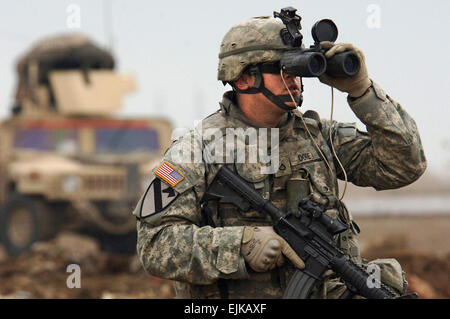 Stati Uniti Pfc dell'esercito. Jason Dore cerca qualsiasi possibile contatto nemico nella parte occidentale di Baghdad, Iraq, il 22 febbraio, 2007. Dore è assegnato come osservatore in avanti con il secondo battaglione, quinto reggimento di cavalleria, 1a divisione di cavalleria. Petty Officer di 2a classe di Kitt Amaritnant, U.S. Navy. Foto Stock