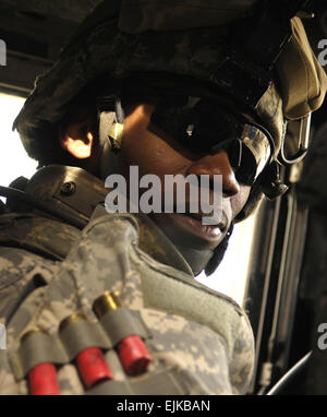 Stati Uniti Pfc dell'esercito. Brandon Stanfield attende di spostare fuori per una pattuglia del villaggio Riyahd in Iraq il 8 marzo, 2007. Stanfield è assegnato alla Società Delta, 2° plotone, 2° Battaglione, 27° Reggimento di Fanteria, 3° Brigata Team di combattimento, XXV divisione di fanteria, Schofield caserma, Hawaii. Master Sgt. Andy Dunaway Foto Stock