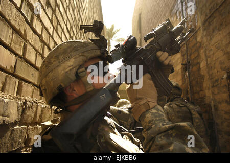 Stati Uniti Army Spc. Brett smalto, dal 1° Stryker Brigade Combat Team, si cancella una casa dopo aver ricevuto il fuoco nemico in Buhriz, Iraq, Marzo 14, 2007. Soldati del 5° Battaglione, 3° Brigata, seconda divisione di fanteria stanno conducendo la loro prima missione nella provincia di Diyala. Il personale Sgt. Stacy L. Pearsall Foto Stock