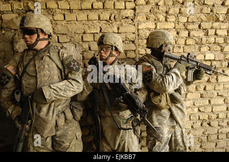 Stati Uniti Soldato dell'esercito dal 1° Stryker Brigade Combat Team condurre un cordone e ricerca la missione in Buhriz, Iraq, Marzo 14, 2007. Soldati del 5° Battaglione, 3° Brigata, seconda divisione di fanteria stanno conducendo la loro prima missione nella provincia di Diyala. Il personale Sgt. Stacy L. Pearsall Foto Stock