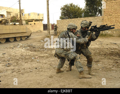 Stati Uniti Esercito Spcs. William McGrath e Cory Barton condurre un piede patrol con soldati dell'esercito iracheno a partire dal 4° Battaglione, 2° Brigata, quinto esercito iracheno della divisione in Buhriz, Iraq, Feb 15, 2007. McGrath e Barton sono entrambi da Bravo Company, 1° Divisione di cavalleria, dodicesimo reggimento di fanteria. Il personale Sgt. Stacy L. Pearsall Foto Stock