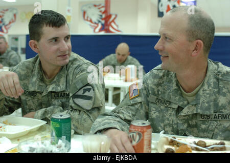 Stati Uniti Esercito Sgt Master. John Conner, a destra, un fante con la quarta brigata Team di combattimento, XXV divisione di fanteria, mangia la cena con suo figlio PFC. Jeremy Conner, un fante con la quarta brigata Team di combattimento, 1° Divisione di cavalleria, a inoltrare una base operativa Marez, Iraq, Aprile 1, 2007. Conner è venuto alla base per visitare il suo figlio prima di lui torna agli Stati il compito di assistere gli Stati Uniti Esercito Sergenti Academy di Fort Bliss, Texas. Pfc. Bradley J. Clark rilasciato Foto Stock