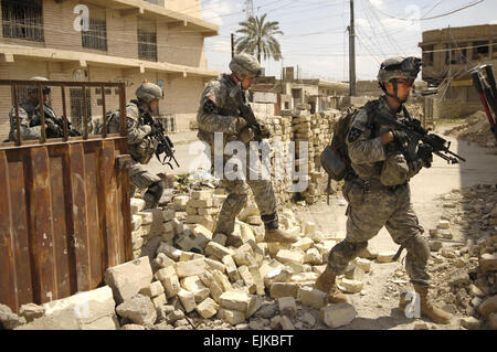 Stati Uniti I soldati dell esercito fanno la loro strada attraverso le macerie durante un cordone e ricerca nei vecchi Baqubah, Iraq, Aprile 3, 2007. I soldati sono con il 5° Battaglione, ventesimo Reggimento di Fanteria, 3° Stryker Brigade Combat Team, seconda divisione di fanteria. Il personale Sgt. Stacy L. Pearsall Foto Stock