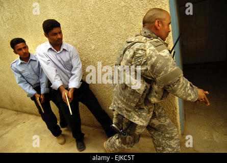 Poliziotti iracheni il treno sulla costruzione di clearing procudures con la U.S. Soldato dell'esercito a Tunisi la polizia irachena nella stazione Hasua, Iraq, 17 maggio 2007. La formazione è impartita da U.S. I soldati dell esercito con il 127Polizia Militare e della società internazionale di consulenti di polizia. Spc. Olanrewaju Akinwunmi Foto Stock