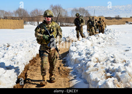 Il cap. Patrick Foley anteriore, un membro dell'esercito del Minnesota Guardia nazionale, Sgt. Brent Crutchfield e Sgt. Craig McComsey, entrambi membri del Mississippi Esercito Nazionale Guardia, lasciare il villaggio di Haji Sultan, Afghanistan, dopo aver condotto una valutazione congiunta. Foto Stock