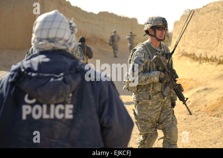 Stati Uniti Esercito Capt. Justin Quisenberry, il comandante della compagnia Charlie, 3° Battaglione, 187th Reggimento di Fanteria, 101st Airborne Division, conduce un pattugliamento comune con forze di sicurezza nazionali afgane in ear distretto, provincia di Ghazni, Afghanistan, il 7 gennaio 2011. Il personale Sgt. Giuseppe Swafford, U.S. Air Force. Rilasciato Foto Stock