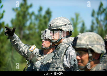 Stati Uniti Capo di Stato Maggiore dell Esercito gen. Raymond T. odierno, centro e briga gen. Clarence K.K. Chinn, a destra per ascoltare un breve di Col. Bill Burleson durante una visita il giunto Readiness Training Center e Fort Polk, La. Maggio 1, 2012. Chinn è il Comandante generale del giunto Readiness Training Center e Fort Polk. Il personale Sgt. Teddy Wade Foto Stock