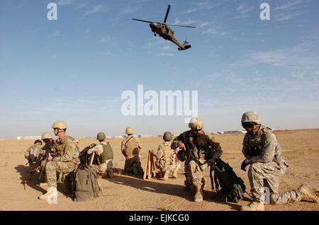 Soldati provenienti da società F, 425th fanteria Airborne, lungo raggio di sorveglianza, Michigan Guardia Nazionale e commandos dal terzo esercito iracheno in base al Kisuk, Iraq, attendono l'estrazione appena fuori di Biyaj, Iraq, nov. 7. Lavoro di squadra comune mantiene combattenti stranieri di varcare le frontiere /-news/2009/11/24/30878-joint-teamwork-mantiene-estera-fighters-da-crossing borders/ Foto Stock