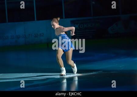 Orenburg, Russia - 28.03.2015: All-Russia gare di pattinaggio di figura 'Orenburg distesa'. Ragazza figura skater Foto Stock