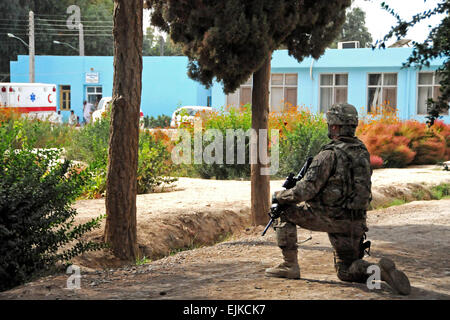 Stati Uniti Army Sgt. William Russell, una forza di sicurezza gli stati di Farah Provincial Reconstruction Team PRT, fornisce la sicurezza durante un leader chiave di impegno in corrispondenza di un ospedale nella città di Farah, provincia di Farah, Afghanistan, Ottobre 30, 2012. Farah PRT la missione era di treno, consigliare e assistere il governo afgano leader nella provincia di Farah. Farah PRT era composta di Stati Uniti I marinai, i soldati e i membri dell'U.S. Dipartimento di Stato degli Stati Uniti e gli Stati Uniti Agenzia per lo sviluppo internazionale. Il tenente j.g. Matteo Stroup Foto Stock