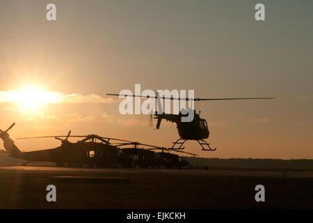 Due equipaggi con la Carolina del Sud esercito nazionale della guardia st 2-151protezione e supporto di battaglione di aviazione, McEntire comune di Guardia Nazionale Base, Eastover, S.C., volare le unità ultimi due OH-58 Kiowa elicotteri Boone Guardia Nazionale nel centro di Francoforte, Ky., Gen 24, 2013. S.C. Esercito nazionale Guard Aviation ha sostituito il Kiowa con la LUH-72 Lakota elicottero per allineare con le esigenze della missione. La Guardia Nazionale foto di Staff Sgt. Tracci Dorgan-rilasciato Foto Stock