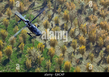 Una Task Force destino, 101st combattere la Brigata Aerea OH-58D Kiowa Warrior elicottero conduce la ricognizione aerea nov. 8, 2010, in Afghanistan meridionale. Foto Stock