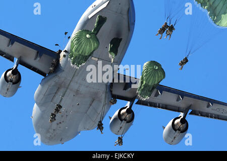 I soldati assegnati a U.S. Esercito dell Alaska 425th brigata truppe speciali battaglione catapultato un Humvee sulla JBER's malamute nella zona di caduta, seguita da circa 60 paracadutisti da una C-17 velivoli, mercoledì 17 aprile, 2013. I paracadutisti della quarta brigata Combat Team Airborne xxv divisione di fanteria ha recentemente completato il post-distribuzione, reset e stanno passando la brigata di assumere una parte della rapida reazione vigore missione per il teatro pacifico. Stati Uniti Air Force foto/Justin Connaher Foto Stock