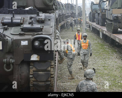 Stati Uniti I soldati dell esercito dal movimento 662nd Team di controllo, XXV Battaglione di trasporto, 501Supporto Brigata osservare l arrivo di M109A6 Paladin semoventi obici via rail auto a Camp Casey, Corea del Sud, 27 marzo 2007. I paladini verrà utilizzato per il supporto di esercizio Reception, staging, movimento di andata e di integrazione/puledro Eagle 2007. La comunicazione di massa Specialist 1a classe Daniel N. Boschi Foto Stock