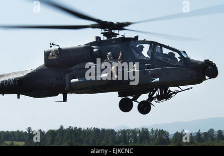 Il cap. Sean Spence, TF Eage, B Co. commander, giostre fucile su un AH-64 Apache durante un'estrazione di Apache esercitare il agosto 25 a Camp Bondsteel in Kosovo. Foto Stock