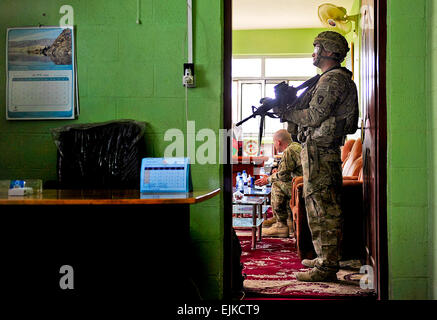 Stati Uniti Esercito Cpl. Daniel Thornton, una forza di sicurezza membro del Team di Ricostruzione Provinciale Farah, tira la sicurezza durante una missione al direttore di informazione e cultura dell'ufficio nella città di Farah, provincia di Farah, Afghanistan, Sett. 25. PRT Farah è un gruppo di soldati, marinai e aviatori collaborando con vari enti pubblici e non le agenzie del governo con il compito di facilitare la governance e la stabilità nella regione da lavorare mano nella mano con i funzionari locali e il governo della Repubblica islamica dell'Afghanistan. L'obiettivo del PRT è quello di promuovere il governo afghano e la loro capacità di risolvere Foto Stock