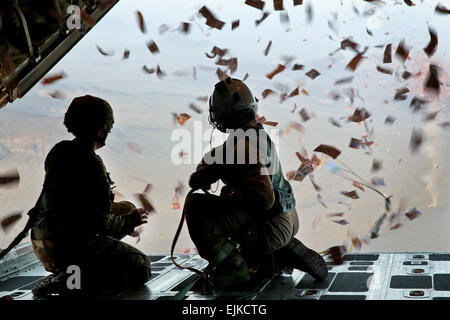 Stati Uniti Army Sgt. Lisa Swan, sinistra, specialista psicologica con 303operazioni psicologiche azienda 303A POCO, E DEGLI STATI UNITI Marine Corps Sgt. Giuseppe Szombathelyi, destro load master con antenna Marine Refueler squadrone di trasporto 252 VMGR-252, guarda i volantini cadere di KC-130 Super Hercules su Afghanistan meridionale, e il agosto 28, 2013. Volantini erano scesi a sostegno di operazioni per sconfiggere le insurrezioni influenza nella regione. Sgt. Demetrio Munnerlyn Foto Stock