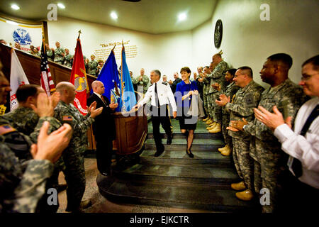 La trentaseiesima capo del personale dell'esercito, Gen. George Casey Jr e sua moglie, Sheila, siano rispettati dai membri del personale dell'esercito come essi partono il Pentagono su apr. 11, 2011. Casey ha servito nell'esercito degli Stati Uniti per quasi 41 anni. Foto dell'esercito da D. Myles Cullen rilasciato Foto Stock