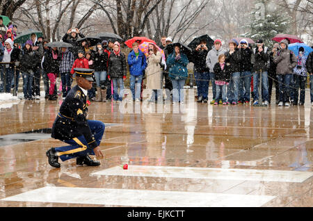 Sgt. Dontae Skywalker, Tomba Sentinel, la tomba del Soldato Sconosciuto, 3d U.S. Reggimento di Fanteria della vecchia guardia, stabilisce una Rosa ai piedi di una delle cripte delle incognite, Mar. 25, presso la tomba del Milite Ignoto in Al Cimitero Nazionale di Arlington, Virginia l'immissione di una rosa al piede di ogni cripta significa un sentinelle nell' ultimo e onore finale prima di lasciare la Tomba degli Ignoti. Skywalker è servita presso la tomba da set. 2010 a sett. 2012. Stati Uniti Army Sgt. Jose A. Torres Jr. Foto Stock