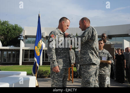 Il Brigadiere Generale Edward Cardon awards la legione di merito al Col. Donald Gentry Giugno 29. Gentry ha guadagnato il premio mentre serve come il comandante dell'esercito degli Stati Uniti Sergenti Academy. Gentry sarà ora servire come consulente senior per il Texas National Guard aiutante generale. Stati Uniti Army Sgt. Russel Schnaare, USASMA primo comandante NCO prende regna di Sergenti Academy /-news/2009/06/30/23727-prima-sempre-NCO-comandante prende regna-di-sergenti maggiori-accademia/?ref=home-titolo-title0 Foto Stock