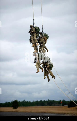 Un distacco operativo Alfa da 7 Forze Speciali Gruppo Airborne 7 SFG A iniziano a essere sollevata da terra da un CH-47 elicottero Chinook durante un evento di formazione di base Eglin Air Force Base, Fla., Febbraio 5, 2013. Berretti Verdi da 7SFG UN ha partecipato a un evento di formazione in cui essi praticata per scopi speciali estrazione inserimento SPIE. Spie sono utilizzate per la rapida inserire o estrarre i soldati del terreno che non consente di elicotteri a terra. Spc. Steven Giovani Foto Stock