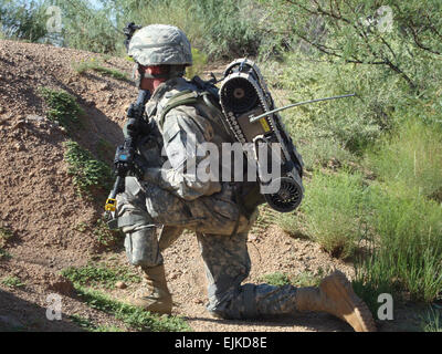 Un esercito Valutazione Task Force soldato AETF attende per esercizi per iniziare durante l'utente limitato Test, Media Day il 1 settembre 2009 a White Sands Missile Range WSMR, NM. Soldati AETF sviluppato una MOLLE BACK PACK frame in un modo migliore per il trasporto della piccola massa senza equipaggio veicolo SUGV mentre non è in uso. Stati Uniti Brigata dell'esercito contro Team https://www.fcs.army.mil/ ammodernamento Foto Stock