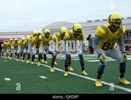 Austin Roberts, da Carmel High School, Carmelo, Ind. e ampia ricevitore per il 2014 U.S. Esercito ciotola All-American West Team, si prepara ad eseguire un esercizio di riscaldamento con diversi altri West giocatori di squadra. Il team è stato in esecuzione pratica trapani a Blossom centro atletico, San Antonio dic. 30, 2013. I giocatori hanno più agilità gli esercizi di riscaldamento prima di eseguire esercitazioni pratiche. Stati Uniti La riserva di esercito di foto dal personale Sgt. Peter J. Berardi, 205th premere il quartier generale di Camp Foto Stock