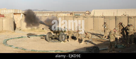 Un obice team assegnato alla batteria B, 3° Battaglione, campo 320reggimento di artiglieria, 3° Brigata Combat Team "Rakkasans", 101st Airborne Division Air Assault, incendi loro M119A2 Obice durante un'esercitazione a fuoco a Camp Clark, Afghanistan, 14 gennaio 2013. La 105mm è stato girato a sostegno di una missione di addestramento per la certificazione di osservatori in avanti a partire dal 1° Stormo, xxxiii reggimento di cavalleria. Spc. Brian Smith-Dutton, Task Force 3/101 Affari pubblici Foto Stock