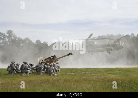 "Patrioti" da una batteria, 1° Battaglione, 76th campo reggimento di artiglieria, quarta brigata di fanteria combattere la squadra, terza divisione di fanteria, preparare il carico e il rig un obice a un CH-47 Chinook pilotato da aviatori da 78Aviation truppa dalla Georgia Guardia nazionale, Sett. 14, a Fort Stewart, Ga. Foto Stock