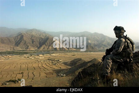 Esercito Capt. Lightsey cristiana, di Jacksonville, Florida, si affaccia sopra il villaggio di Sarhani durante una pattuglia, Giugno 30. Lightsey e compagni soldati con 1° Battaglione, XXXII Reggimento di Fanteria, decima divisione di montagna, sono state il pattugliamento in Afghanistan del volatile provincia Kunar dato che arrivano nei primi giorni di gennaio. Sgt. Matteo Moeller Foto Stock