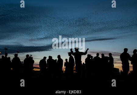 Alba si rompe mentre i soldati di attendere in linea per donare i loro giocattoli per la possibilità di guadagnare una sede ambita per la 16th Annual Randy Oler Memorial il funzionamento del giocattolo goccia, alla rampa di verde, Papa Army Airfield, Fort Bragg, N.C., 6 dicembre 2013. La prima fase della caduta di giocattolo include portando un giocattolo non confezionate per ricevere un biglietto. I biglietti sono quindi estratti casualmente per guadagnare il sedile per domani operazione aerea in Sicilia nella zona di caduta. Lo scorso anno, il funzionamento del giocattolo goccia raccolto più di 12.000 giocattoli, che furono donati a enti di beneficenza e le organizzazioni in Nord Carolina. Timothy L. Hale Foto Stock