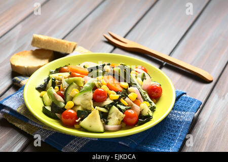 Verdure al forno (zucchine, cipolla, pomodoro ciliegino, broccoli, la carota, il mais dolce, verde fagiolo, bietole) condito con timo Foto Stock