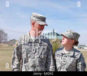 Sgt. Jason Klipfel e SPC. Ashley Klipfel sono un esercito di cinque coppie di riserva la distribuzione con il 443rd Azienda di Trasporti con sede a Lincoln, Neb. Il 443rd è la formazione di Camp Atterbury per la loro distribuzione in Kuwait dove saranno il trasporto di attrezzature e forniture alle truppe in Iraq. Storia correlate: amore quello che stai con www.dvidshub.net/?script=news/news show.php&amp;id=32137 Foto Stock