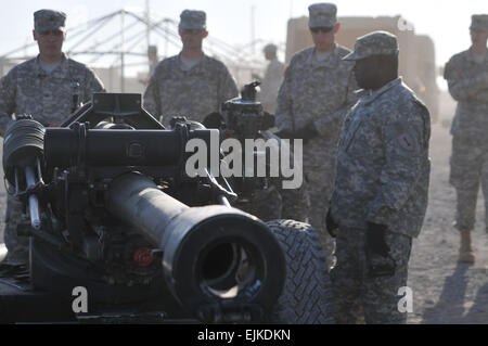 I soldati assegnati a 1-6 FA, Fort Knox, Ky., calibrare un M1115 Obice in preparazione per un combinato di armi da campo esercitazione, Ott 29, sulla Fort cantonale, Okla. Il FTX incluso fanteria, artiglieria e aria-elementi di supporto; è stato guidato dalla prima divisione di fanteria il settantacinquesimo incendi Brigade a Fort cantonale, Okla. Il personale dell'esercito Sgt. Timothy D. Hughes Foto Stock