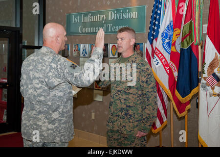 Stati Uniti Capo di Stato Maggiore dell Esercito gen. Raymond T. odierno amministra il giuramento di ufficio al Marine Corps Lt. Col. Jon M. Aytes durante la sua promozione al grado di Colonnello alla prima divisione di fanteria ha sede a Ft. Riley, Kan. Febbraio 3, 2012. Odierno è stato Aytes commander presso l'U.S. Il Comando interforze. Il personale Sgt. Teddy Wade Foto Stock