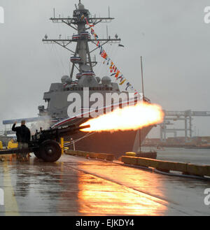 Stati Uniti I soldati dell esercito del 101st campo battaglione di Artiglieria del Massachusetts Army National Guard per fornire la pistola omaggio per la messa in opera di USS Sampson DDG 102 a Boston, Massachusetts, nov. 3, 2007. La Cmdr. Jane Campbell Foto Stock