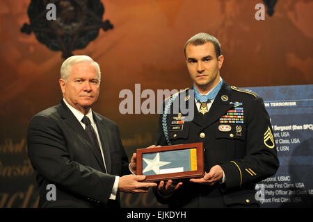 Il Segretario della Difesa degli Stati Uniti, l' onorevole Robert M. Gates presenta la medaglia di Honor bandiera al personale il sergente Salvatore A. Giunta durante la medaglia di Honor Hall of Heroes cerimonia di induzione al Pentagono il 17 novembre 2010. Stati Uniti Esercito il sig. Leroy consiglio Foto Stock