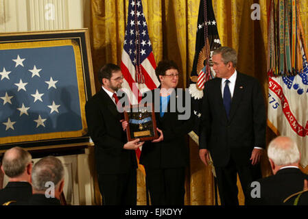 Il Presidente George W Bush condivide un momento con Tom e Romayne McGinnis, di Knox, Pennsylvania, dopo la loro presentazione la Congressional Medal of Honor in onore del loro figlio, privato di prima classe Ross A. McGinnis, che è stato onorato postumo, lunedì 2 giugno 2008, nella Sala Est della Casa Bianca. White House foto di Joyce N. Boghosian Medal of Honor: PFC. Ross A. McGinnis /medalofhonor/mcginnis Foto Stock