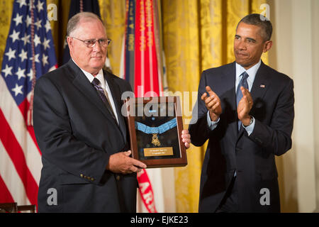 Il presidente Barack Obama awards medaglia d'onore dell'esercito Spc. 4 Donald P. Sloat, accettando il suo nome è il suo fratello il dottor Bill Sloat nella Sala Est della Casa Bianca, Sett. 15, 2014. Sloat si distinse mentre serve come una macchina gunner con il 1° Reggimento di Fanteria, 196th luce brigata di fanteria, Americal Division, durante le operazioni di combattimento contro un nemico armato nella Repubblica socialista del Vietnam. La mattina di gennaio 17, 1970, Sloat's squad spostato fino alla cima di una collina nella formazione di file, quando il soldato di piombo è scattato un filo collegato a una bomba a mano trappola, istituito dalle forze nemiche. Quando il Foto Stock