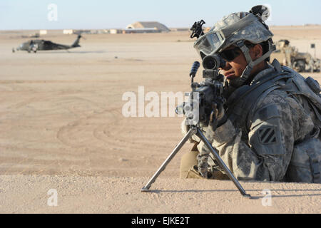 Un soldato DEGLI STATI UNITI assegnato alla società alfa, 3° Battaglione, 7° Reggimento di Fanteria, 4a consigliare e assistere brigata, terza divisione di fanteria fornisce la sicurezza per un'aria evacuazione medica in Al Asad Airbase, Iraq, 11 marzo 2011. I soldati degli Stati Uniti assegnato a 4-3 AAB con l'assistenza di soldati degli Stati Uniti assegnato alla società di Charlie, 3° Battaglione, 126Reggimento di aviazione, Massachusetts Guardia Nazionale condotto evacuando una vittima della formazione. Foto Stock