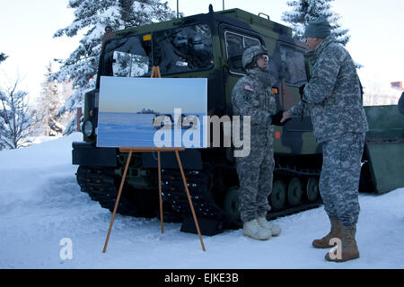 Gen. Raymond T. odierno, Capo di Stato Maggiore dell esercito, grazie e ti stringe la mano del personale Sgt. Tony Rolofson della 84ma ingegnere società di supporto per servire come un driver per M973A2 Unità di piccole dimensioni supporto veicolo SUSV durante una visualizzazione statica per la sua visita Jan 20. Il veicolo supporta U.S. Esercito Alaska unità durante le operazioni in artico e condizioni alpino. Il personale Sgt. Brehl Garza/ US Army Alaska USARAK Foto Stock