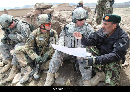 Stati Uniti Esercito Lt. Col. Darren C. Rickettes sinistra, Lt. Col. Donn H. Hill 2 da sinistra e vice comandante generale di sviluppo afghano Brig. Gen. Giovanni Uberti, 101st Airborne Division, parla con un esercito nazionale afghano comandante durante Operazione Overlord nel quartiere Naka di provincia Paktika, Afghanistan, il 14 aprile 2011. Operazione Overlord è una a livello di divisione air assault missione progettata per intrappolare le forze dei talebani nella provincia. Spc. Zachary Burke, U.S. Esercito. Rilasciato Foto Stock