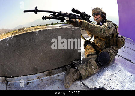 Texas Guardia Nazionale Spc. Isaac Gomez, nativo di Pharr, Texas, fornisce la sicurezza come Provincial Reconstruction Team di ingegneri Kunar condurre una garanzia di qualità di controllare al Narang ragazze scuola ott. 13, 2012. La scuola è in via di completamento e la prt ingegneri assistere il locale il governo afgano effettuando controlli della qualità del progetto di costruzione. Il PRT è composta di Stati Uniti Navy, U.S. Esercito, U.S. Air Force e dei civili che lavorano al fianco di funzionari di governo locali di ricollegare la gente dell'Afghanistan con il loro governo. Gomez è un membro del PRT forza di sicurezza eleme Foto Stock