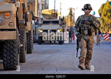 Stati Uniti Army Sgt. 1. Classe Sal Somoza, Provincial Reconstruction Team PRT Farah, sicurezza tira fuori il Farah governatore provinciale è composto nella città di Farah, feb. 5. La missione era parte di una visita di due giorni da parte degli Stati Uniti Ambasciatore Hugo Llorens, Assistente capo della missione a Kabul, Afghanistan, per soddisfare con livello provinciale funzionari afghani, si impegnano con i PRT civile-militare del team di leadership e di soddisfare con soldati e marinai assegnati al team. PRT Farah ha la missione di treno, consigliare e assistere il governo afgano leader a livello comunale, distretto e i livelli provinciali nella provincia di Farah, Afgha Foto Stock